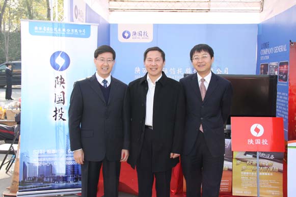 陜西證監(jiān)局局長助理孔兵在公司宣傳工作臺(tái)前視察并合影